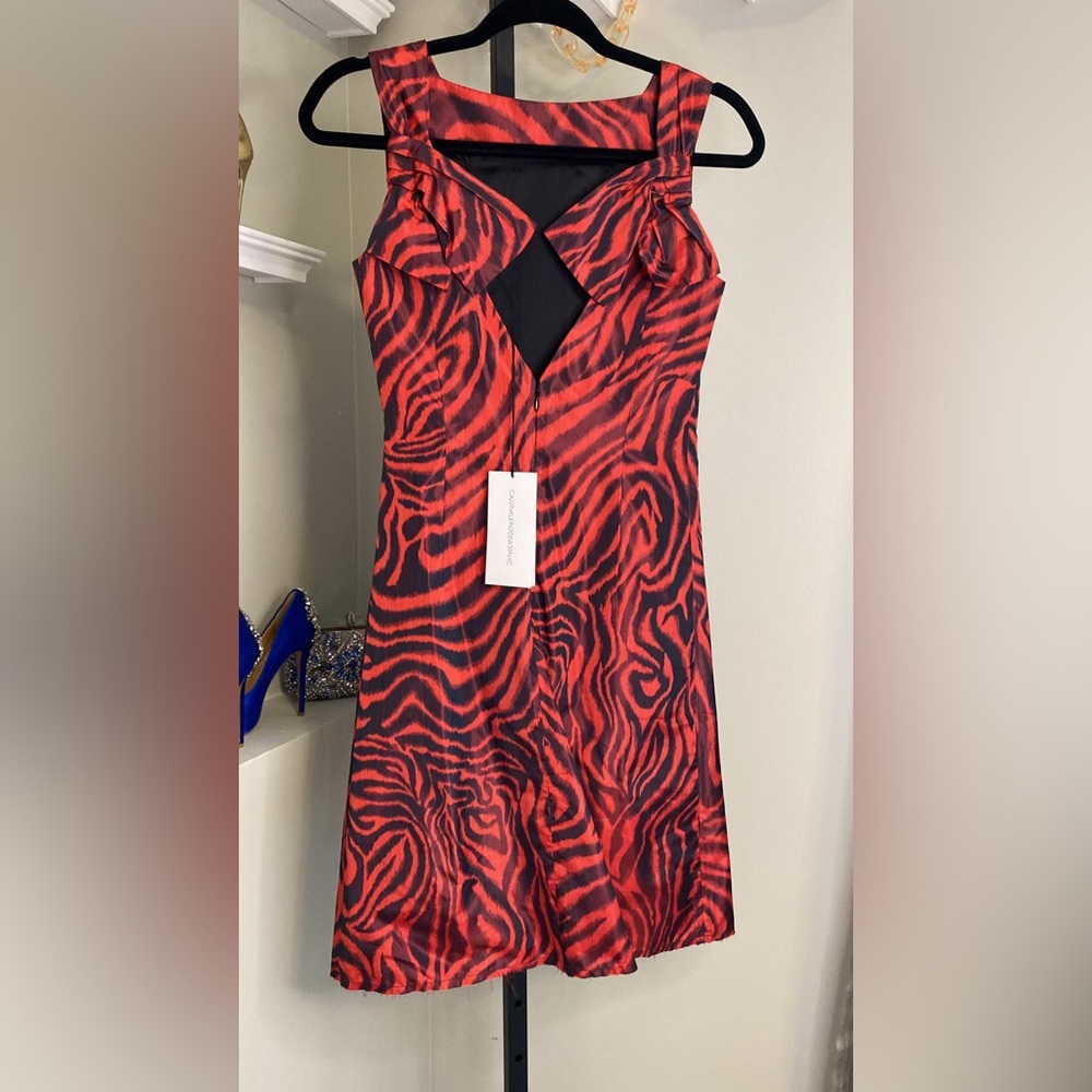 ANIMAL-PRINT SLEEVELESS V-BACK DRESS IN RED - Picture 11 of 16